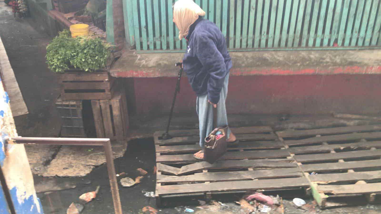 Caminan en mercado de Veracruz sobre charcos de aguas negras