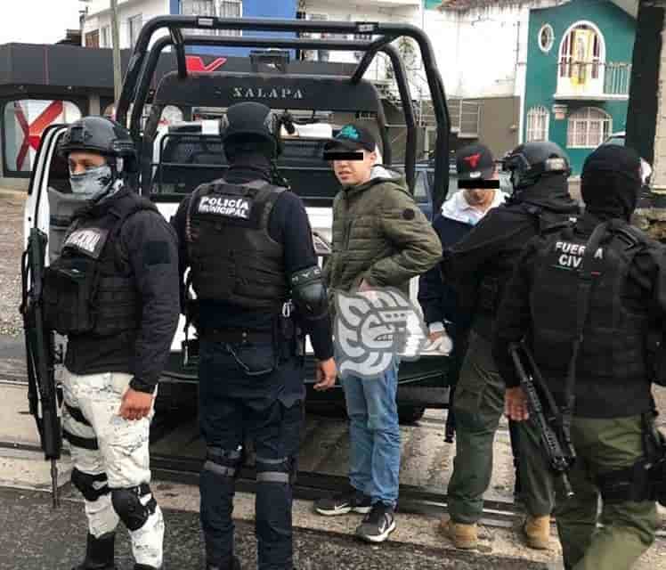 Arrestan a dos jóvenes con arma hechiza y drogas en Xalapa