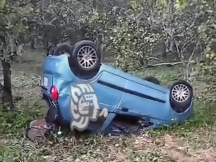 Por exceso de velocidad, vehículo se sale de la carretera Misantla-Martínez de la Torre