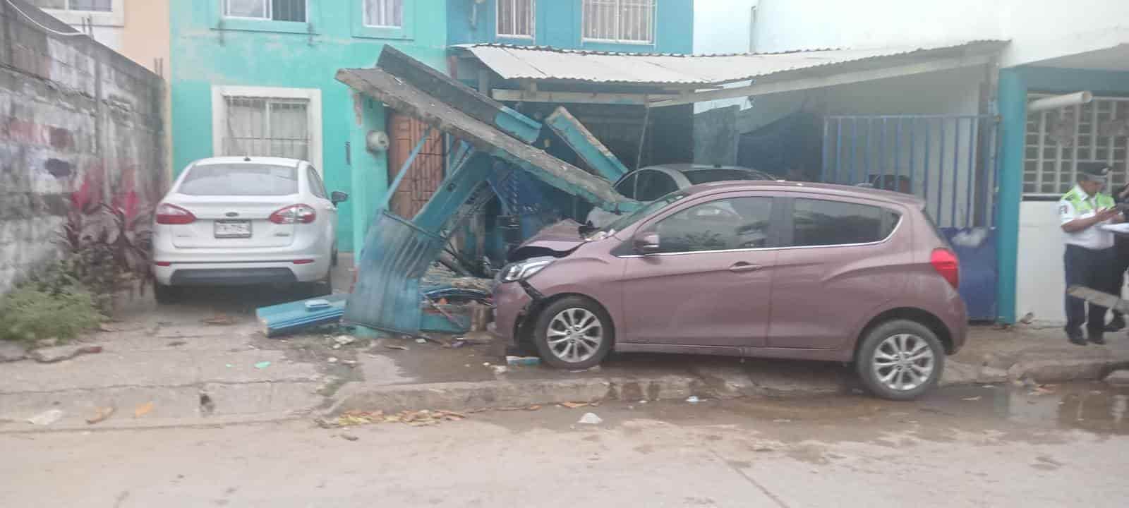 Choca contra vivienda y causa destrozos en sur de Veracruz