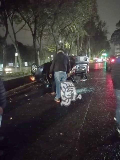 Terminan parranda volcando su auto en la avenida Xalapa