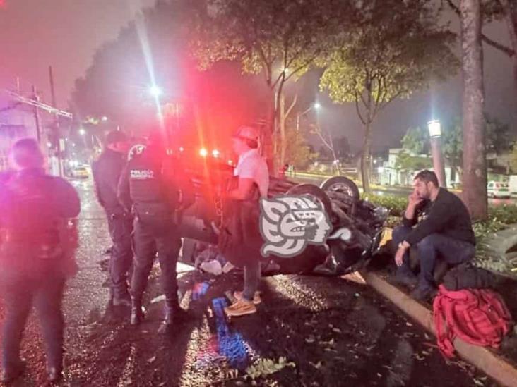 Terminan parranda volcando su auto en la avenida Xalapa