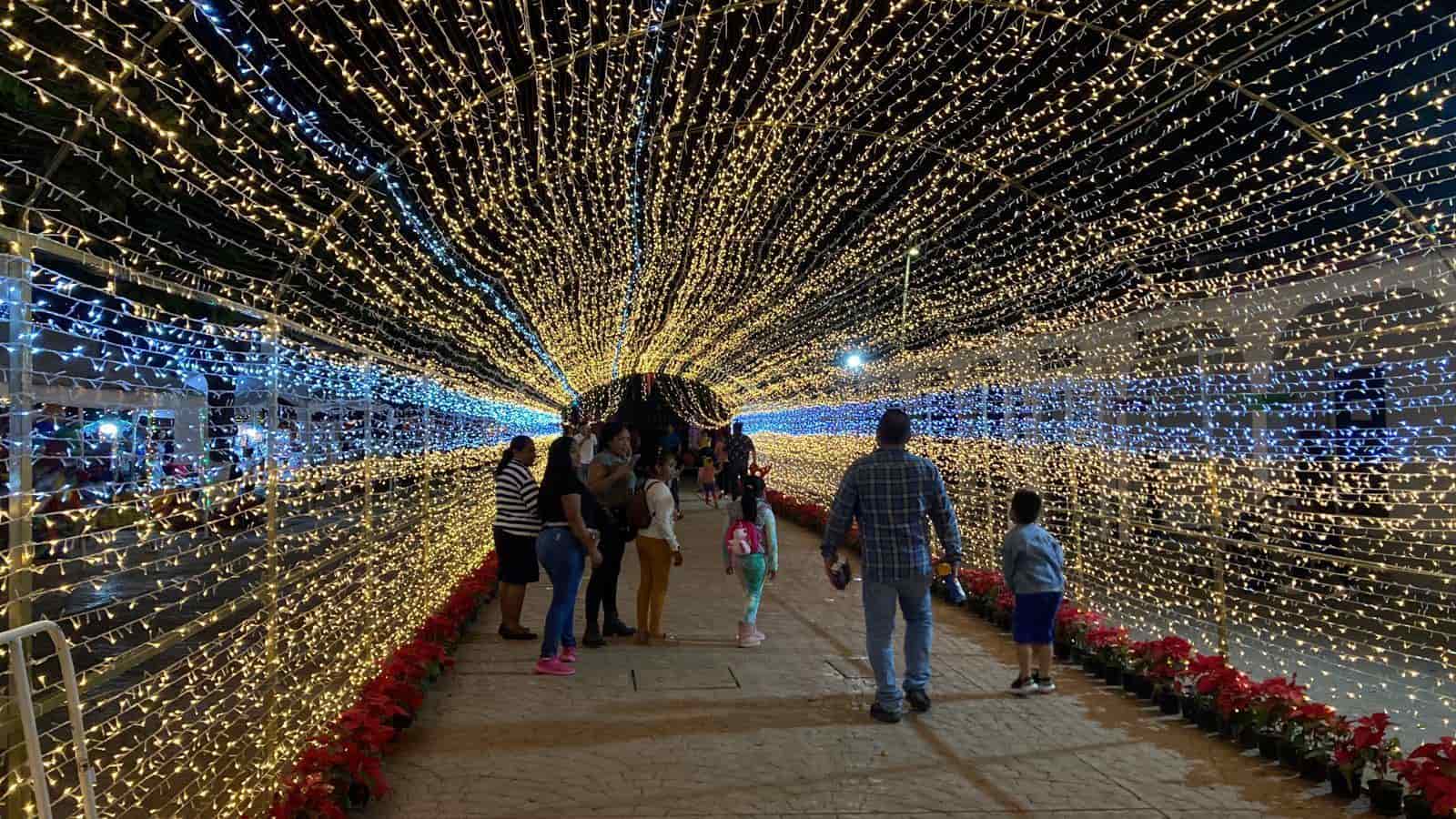 Miles de visitantes disfrutan de la Villa Navideña de Medellín (+Video)