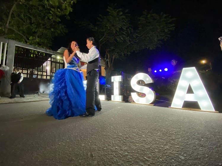 ¡Tiempo de vals! Llegaron de todos lados al festejo de Lisa, la Quinceañera viral (+videos)