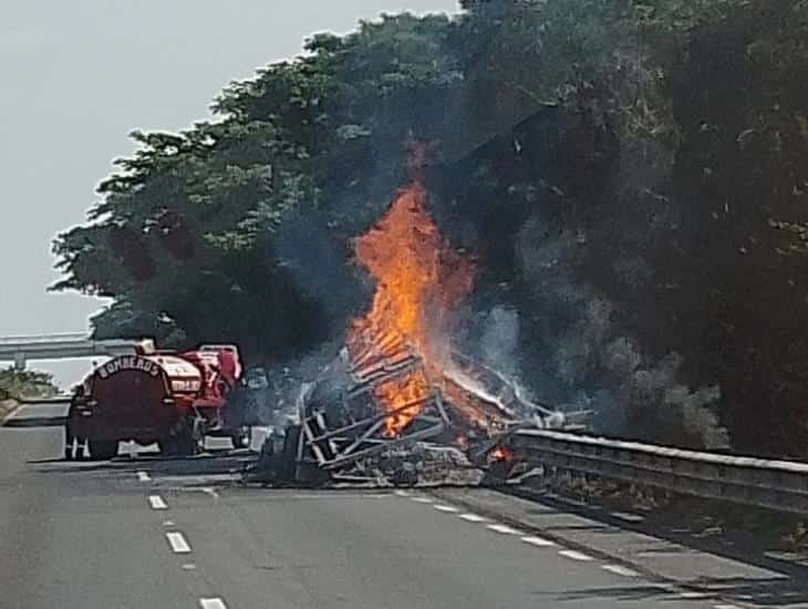 Se calcina tráiler tras incendiarse sobre la autopista Cosamaloapan – La Tinaja