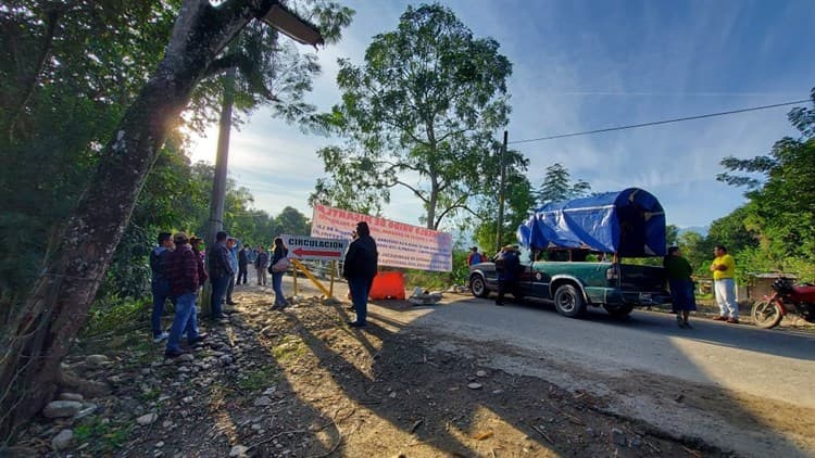 Bloquean la Misantla-Martínez de la Torre; exigen pruebas de rehabilitación de carretera