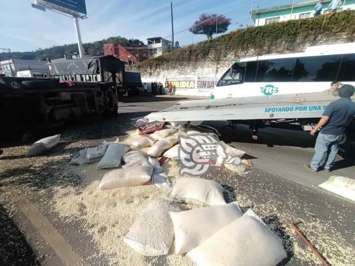 Camioneta cargada de maíz vuelca sobre el bulevar Xalapa-Banderilla