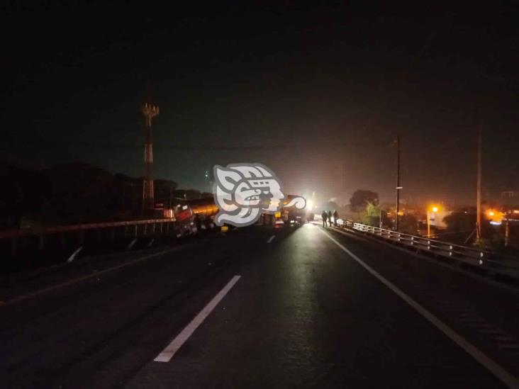 Tráiler doble pipa se accidenta en la autopista Orizaba-Córdoba