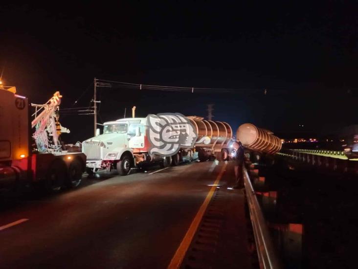 Tráiler doble pipa se accidenta en la autopista Orizaba-Córdoba