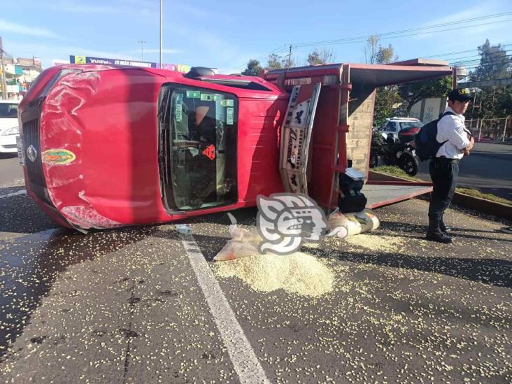 Camioneta cargada de maíz vuelca sobre el bulevar Xalapa-Banderilla