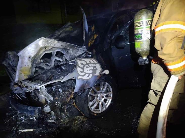 Incendio de vehículo en Córdoba genera movilización policiaca