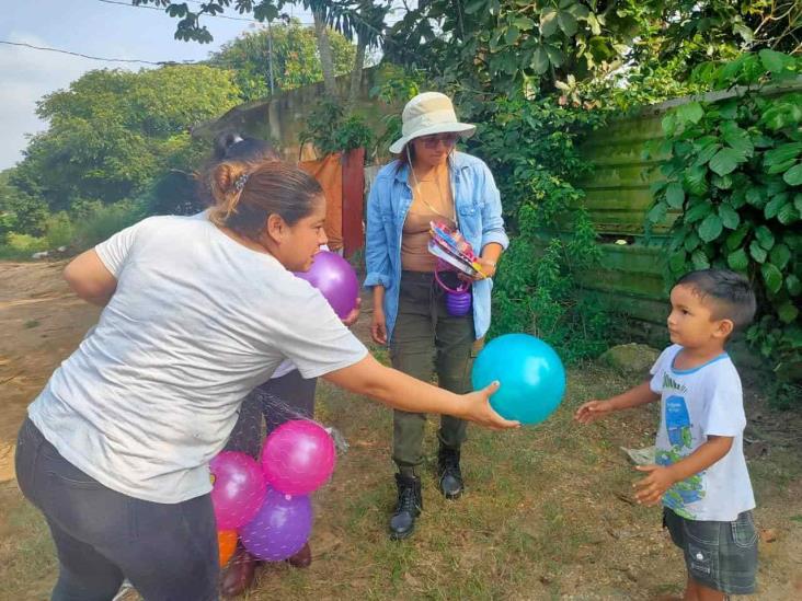 Llevan juguetes a menores en Coatzacoalcos, Villa Allende y Ejido Colorado