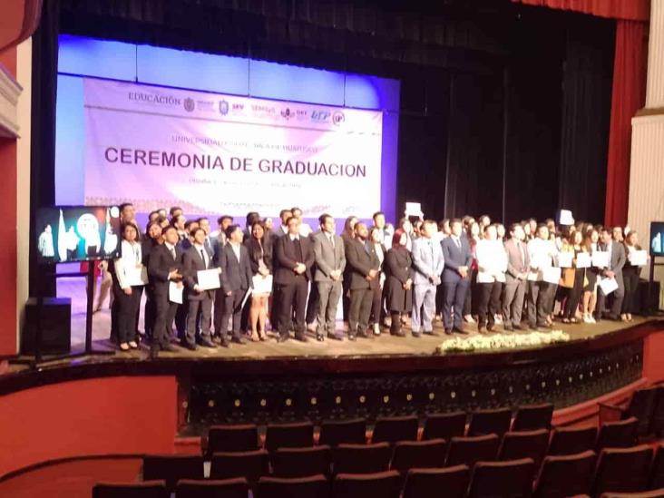 Al fin; Universidad Politécnica de Huatusco entrega títulos a egresados