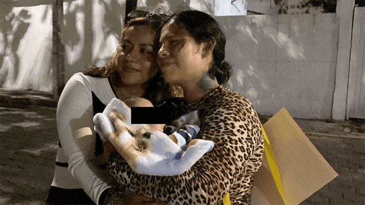 Bebé vuelve a los brazos de su madre; fue robado por su abuela