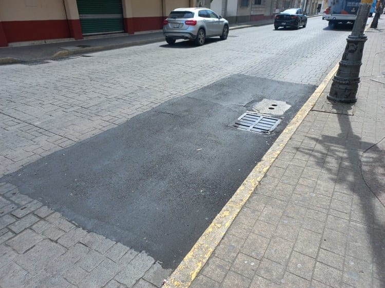 Reparan bache que se formó en avenida del centro histórico de Veracruz