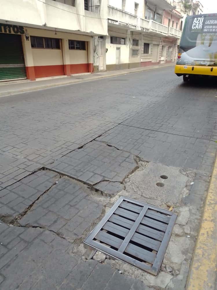 Reparan bache que se formó en avenida del centro histórico de Veracruz