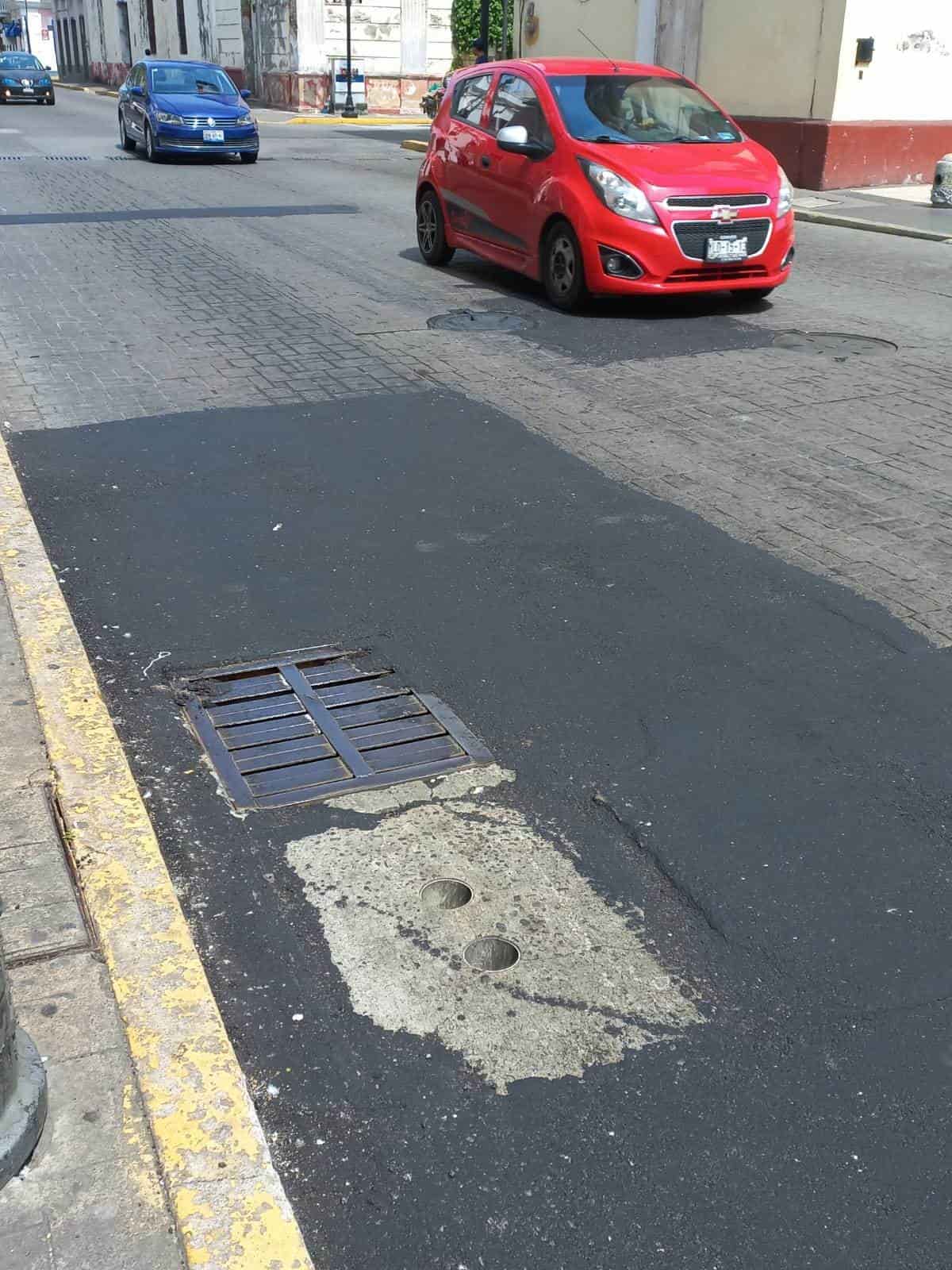 Reparan bache que se formó en avenida del centro histórico de Veracruz