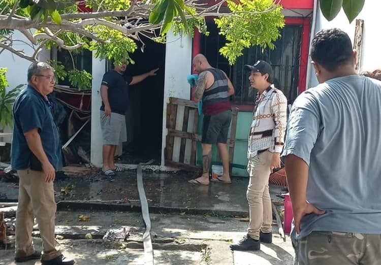 Rescatan a abuelito y su perrito de incendio en una casa en Puente Nacional