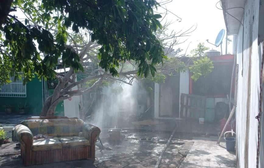 Rescatan a abuelito y su perrito de incendio en una casa en Puente Nacional