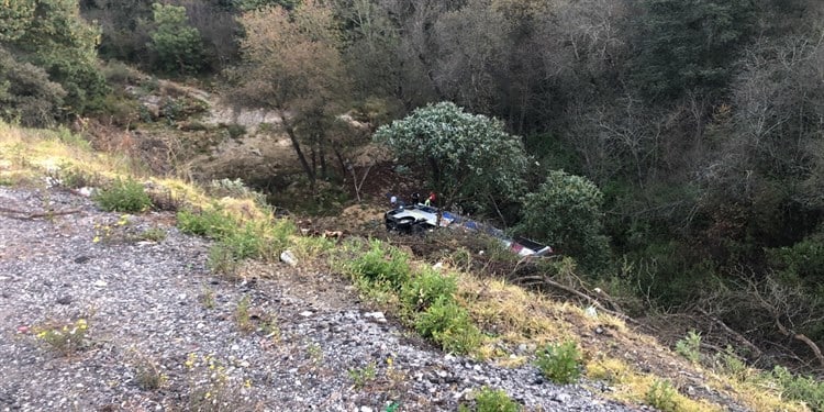 Autobús de pasajeros cae a barranco tras chocar contra tráiler en la México-Puebla