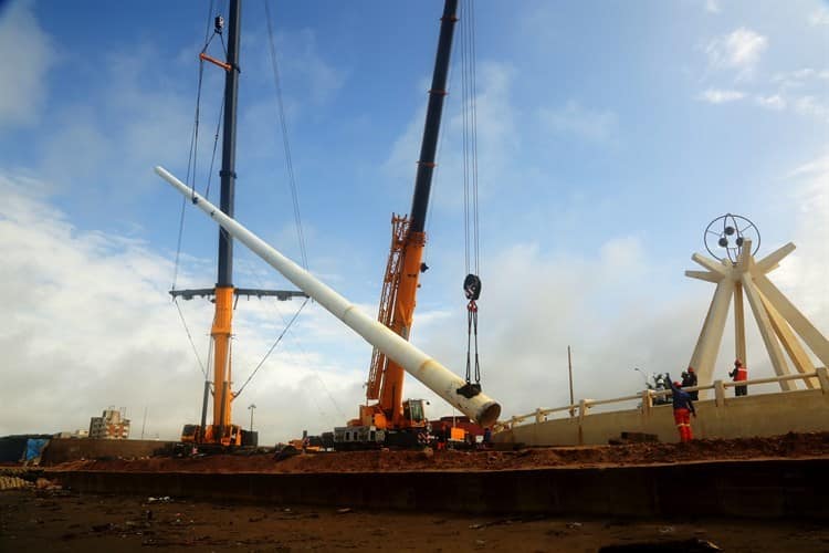 Tras horas de labores, retiran asta bandera en Coatzacoalcos