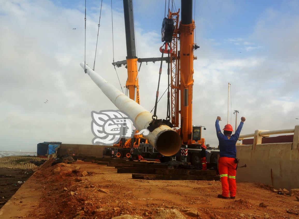 Tras horas de labores, retiran asta bandera en Coatzacoalcos