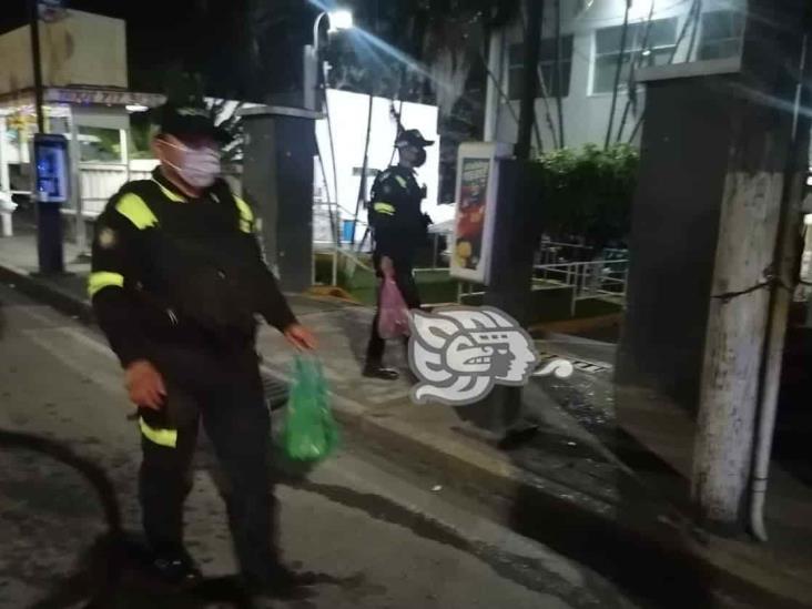 Elementos de seguridad entregan alimentos a familias de pacientes de hospitales de Córdoba