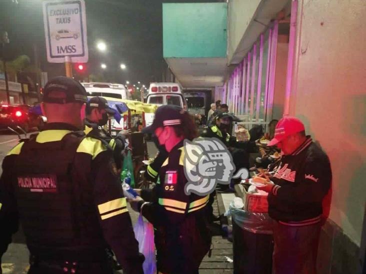 Elementos de seguridad entregan alimentos a familias de pacientes de hospitales de Córdoba