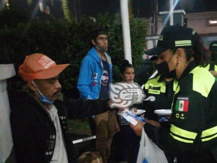 Elementos de seguridad entregan alimentos a familias de pacientes de hospitales de Córdoba