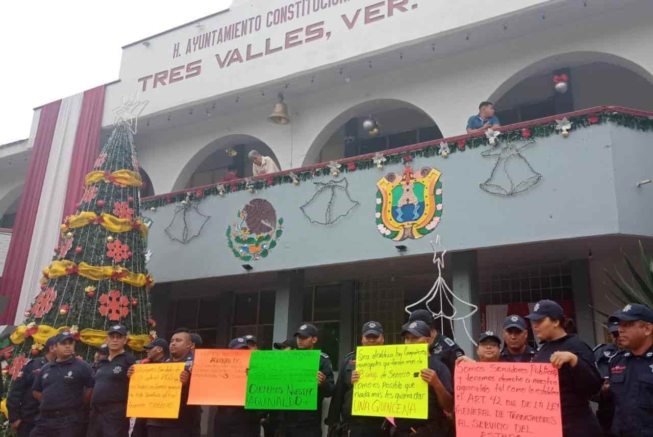 Alcaldesa de Tres Valles niega aguinaldo completo a policías municipales