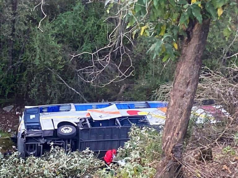 Autobús de pasajeros cae a barranco tras chocar contra tráiler en la México-Puebla