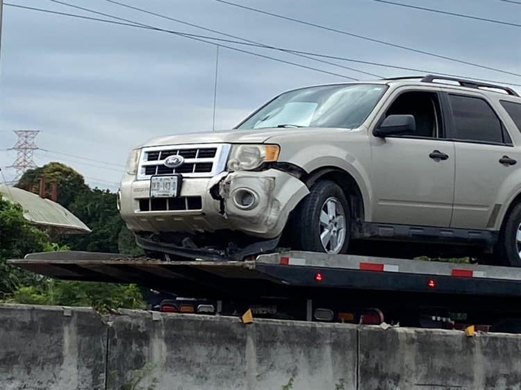 ¡Acabó sobre el muro!; el conductor perdió el control de la camioneta