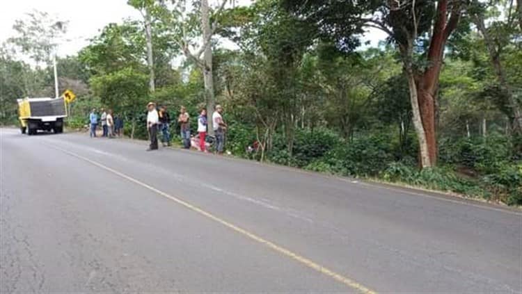 ¡Se sale de la carretera! Maestra e hija sufren accidente dentro de automóvil en Zentla