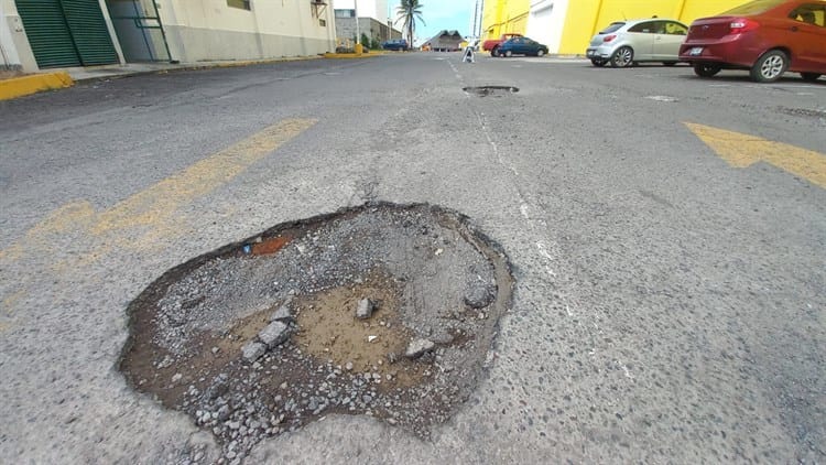 ¡De todos los tamaños! Se forman baches en estacionamientos y calles de Boca del Río