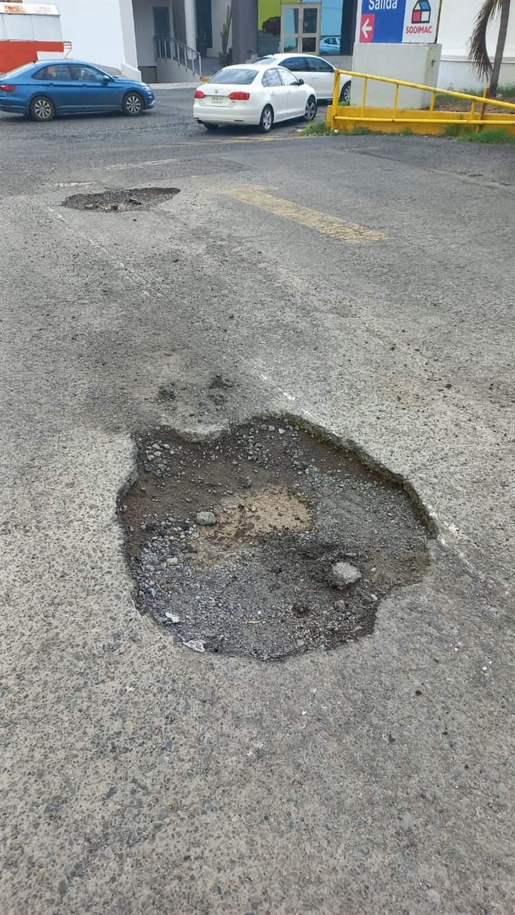 ¡De todos los tamaños! Se forman baches en estacionamientos y calles de Boca del Río