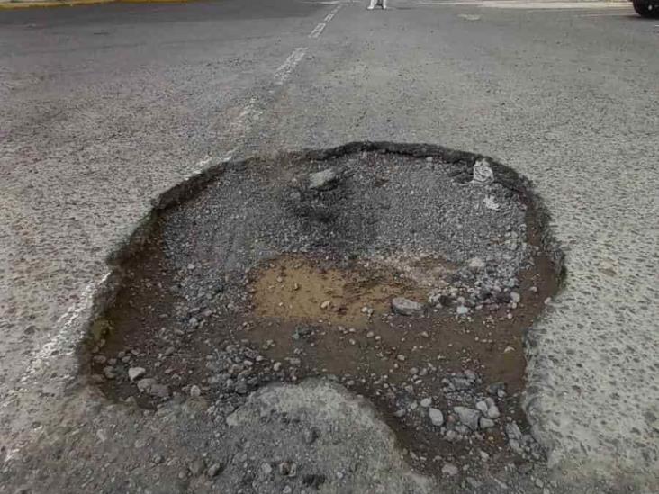 ¡De todos los tamaños! Se forman baches en estacionamientos y calles de Boca del Río