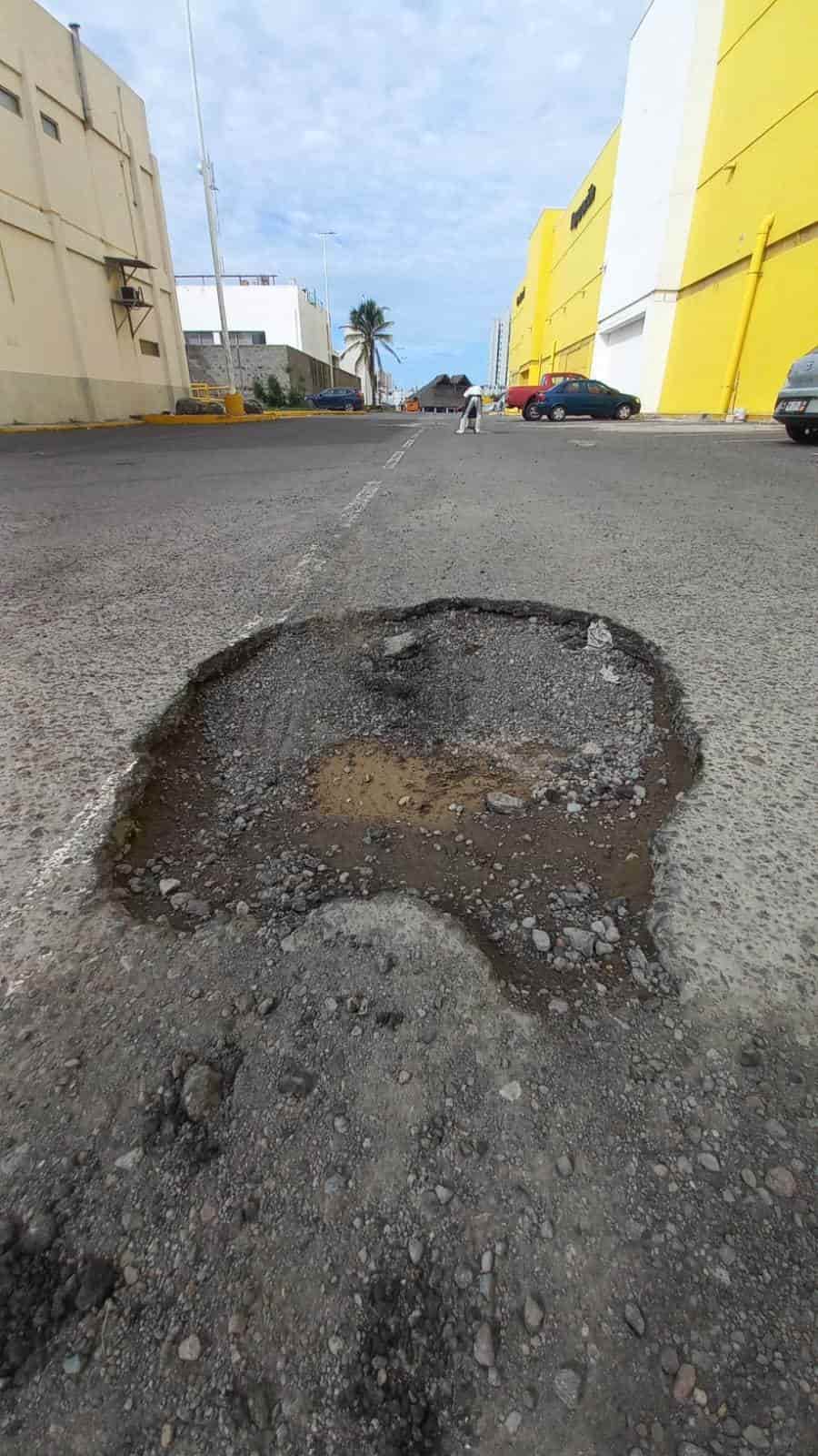 ¡De todos los tamaños! Se forman baches en estacionamientos y calles de Boca del Río