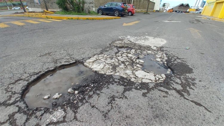 ¡De todos los tamaños! Se forman baches en estacionamientos y calles de Boca del Río