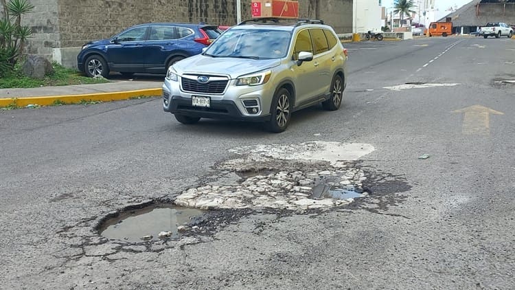 ¡De todos los tamaños! Se forman baches en estacionamientos y calles de Boca del Río