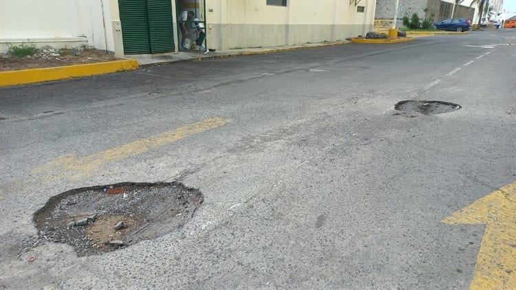 ¡De todos los tamaños! Se forman baches en estacionamientos y calles de Boca del Río