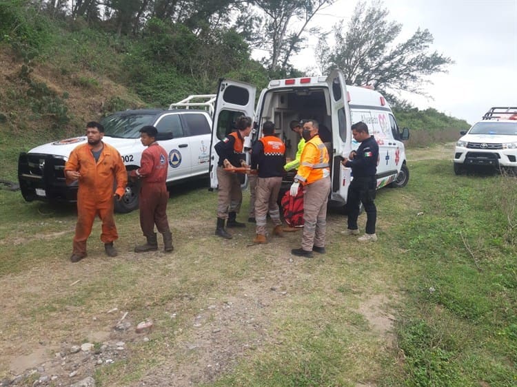 Rescatan de ahogarse a trabajador en playa de Alvarado