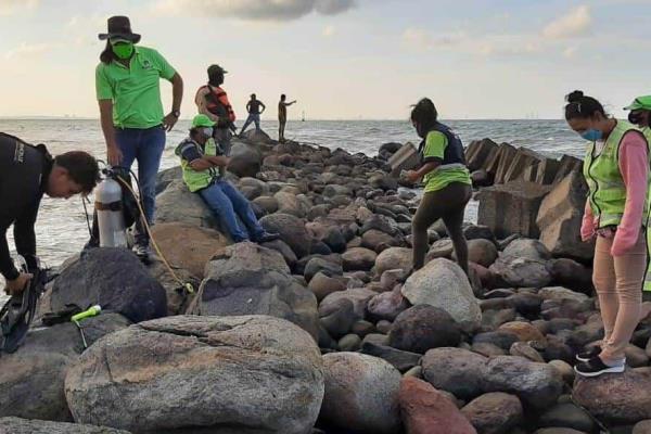Casi se ahoga; rescatan a trabajador en playa de Alvarado