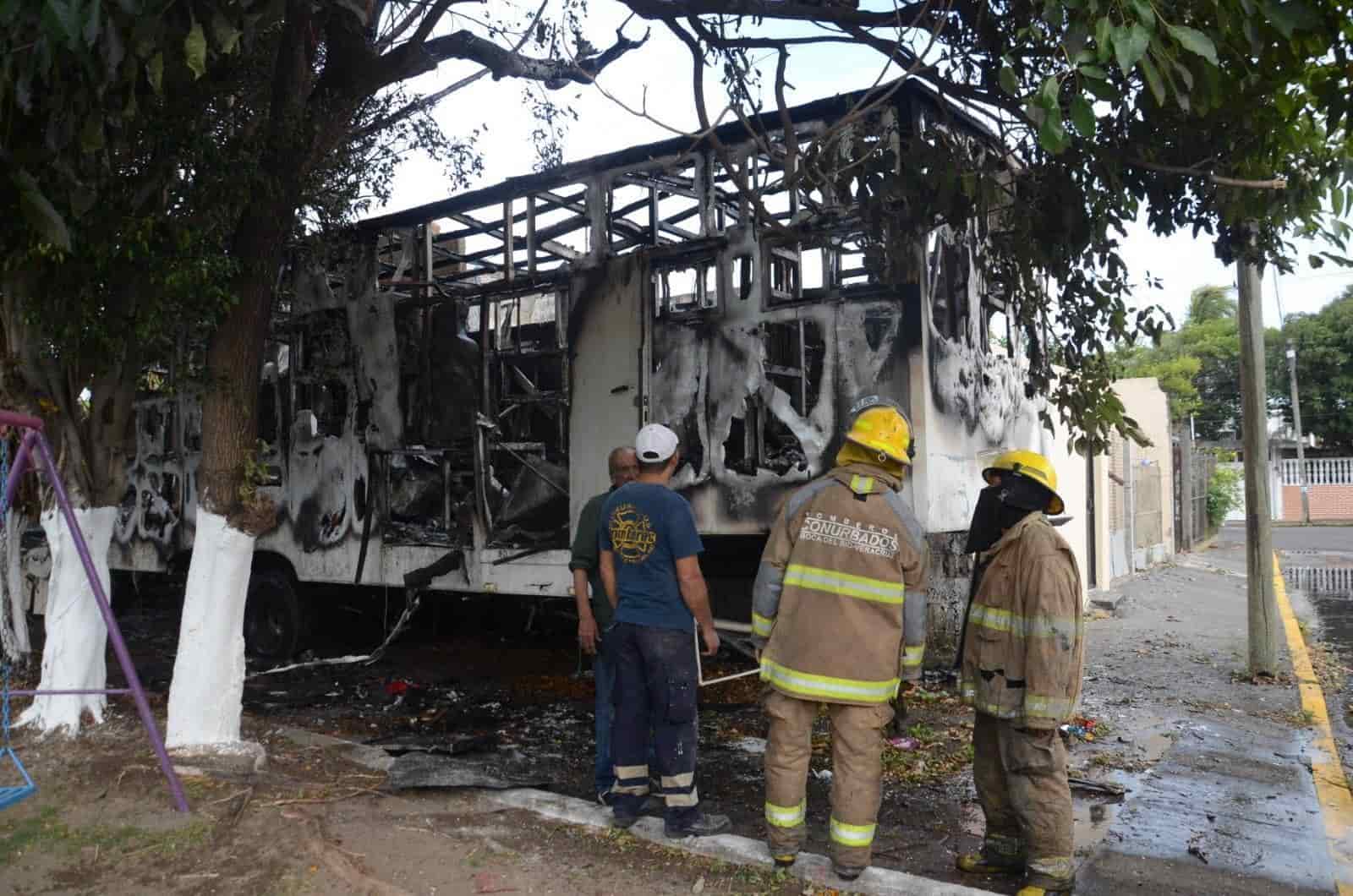 Incendio consume camper en la Artículo 123 de Veracruz