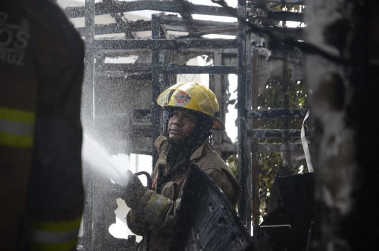 Se incendia camper en colonia Artículo 123 de Veracruz