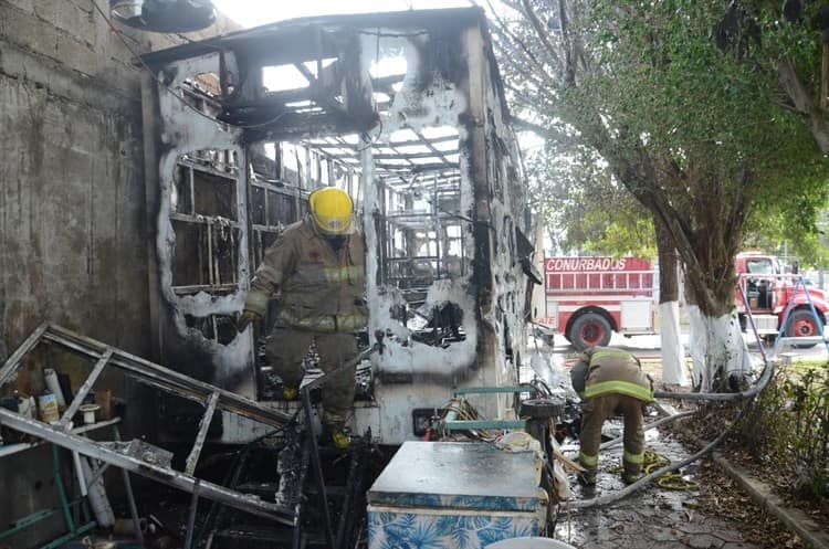 Se incendia camper en colonia Artículo 123 de Veracruz