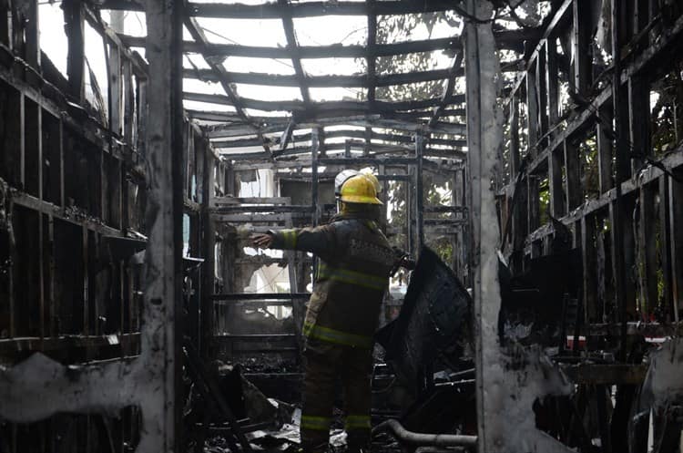 Se incendia camper en colonia Artículo 123 de Veracruz