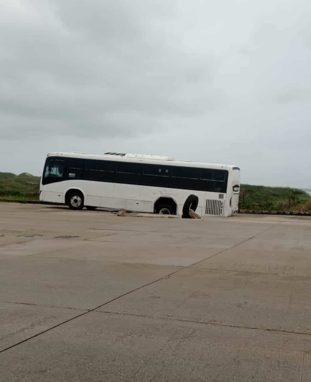 Camión de transporte de personal cae en socavón en el sur de Veracruz