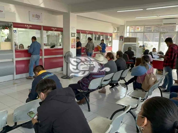 Tránsito no puede remitir autos a corralón por placas vencidas, solo infraccionar