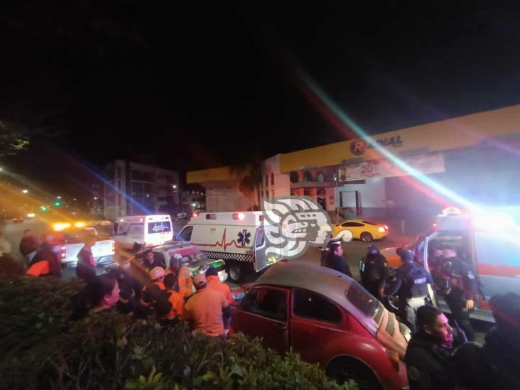 Chocan auto y taxi en Xalapa; hay tres lesionados