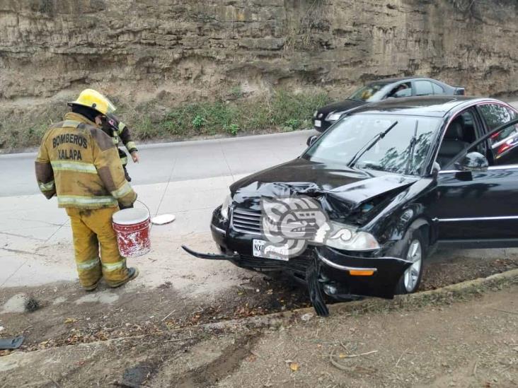 Choca auto contra árbol en bulevar Porfirio Díaz de  Xalapa